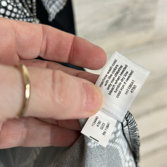 NWT Lane Bryant Long-Sleeve Button-Down Satin Top Women’s Plus Size 28/4X - Picture 8 of 9